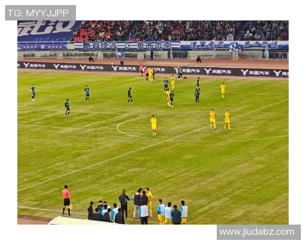 风云突变 杨一鸣肘击犯规被红牌罚下 新鹏城领先后遭人数劣势挑战 风云突变 杨一鸣肘击犯规被红牌罚下 新鹏城领先后遭人数劣势挑战