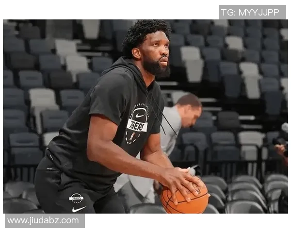 恩比德遭怀特迎面投篮击中原地鼓掌全场懵圈神反应引发热议 恩比德遭怀特迎面投篮击中原地鼓掌全场懵圈神反应引发热议