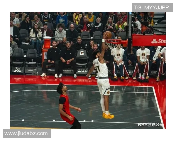 格兰特持球突破上篮冲击力十足 次节单节狂砍12分展现绝佳状态