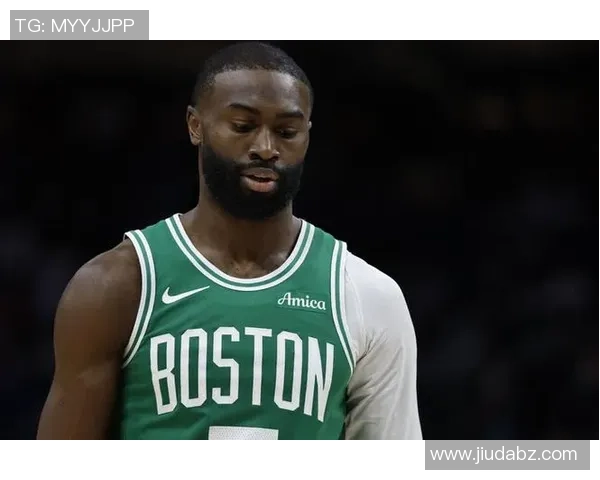 杰伦布朗半场表现一般仅得8分三分命中率高达66%助攻篮板均有贡献 杰伦布朗半场表现一般仅得8分三分命中率高达66%助攻篮板均有贡献