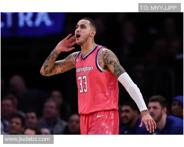 库兹马追防惨遭吹犯规送奎克利打成2加1崴脚伤退令人揪心